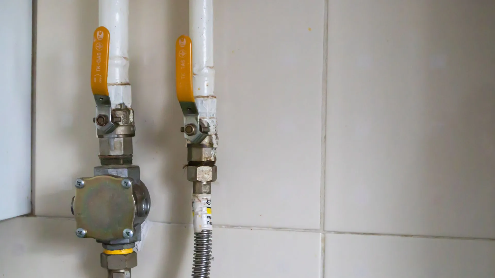 Gas piping installation